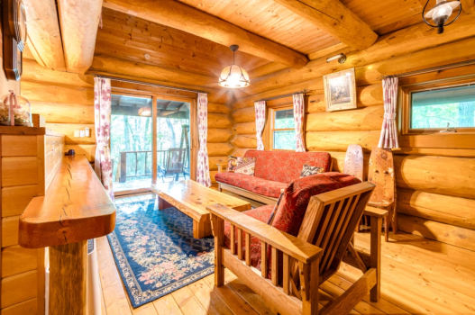 【森の奥、ログの離れへ】フロントから2kmの森の隠れ家！壮麗な丸太建築の離れ｜カナディアンレッド｜専用BBQデッキ付き【宿泊のみ】