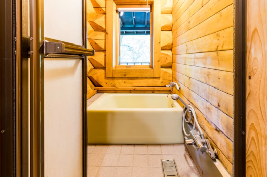 【森の奥、ログの離れへ】フロントから2kmの森の隠れ家！壮麗な丸太建築の離れ｜カナディアンレッド｜専用BBQデッキ付き【宿泊のみ】