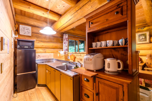 【森の奥、ログの離れへ】フロントから2kmの森の隠れ家！壮麗な丸太建築の離れ｜カナディアンレッド｜専用BBQデッキ付き【宿泊のみ】