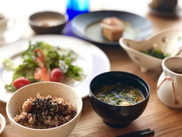 《ある日の朝食》酵素玄米や重ね煮のお味噌汁など、朝も体に優しいビーガン朝食が並びます 《ある日の朝食》酵素玄米や重ね煮のお味噌汁など、朝も体に優しいビーガン朝食が並びます