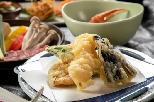 【レイトチェックアウト】旬の山菜膳と釜炊き御飯～12種の温泉と山里の味覚を愉しむ～