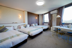 デラックストリプルベッドルーム（昼）