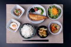 栄養バランスの取れた和食膳の朝食