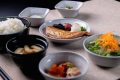 栄養バランスの取れた和食膳の朝食