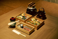 宮崎牛ザブトンや妻地鶏の炭火焼などの宮崎の食材を贅沢に使用した懐石おせち「松コース」（イメージ）