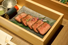 宮崎牛ザブトンや妻地鶏の炭火焼などの宮崎の食材を贅沢に使用した懐石おせち「松コース」（イメージ）