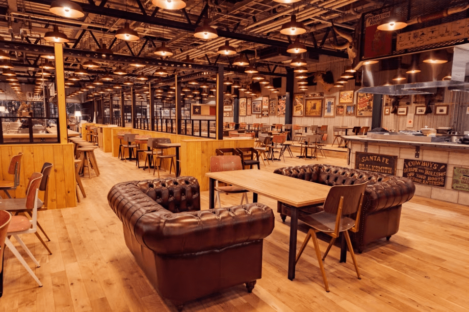 お食事は1Fフードコートでお好きなものをお召し上がりください