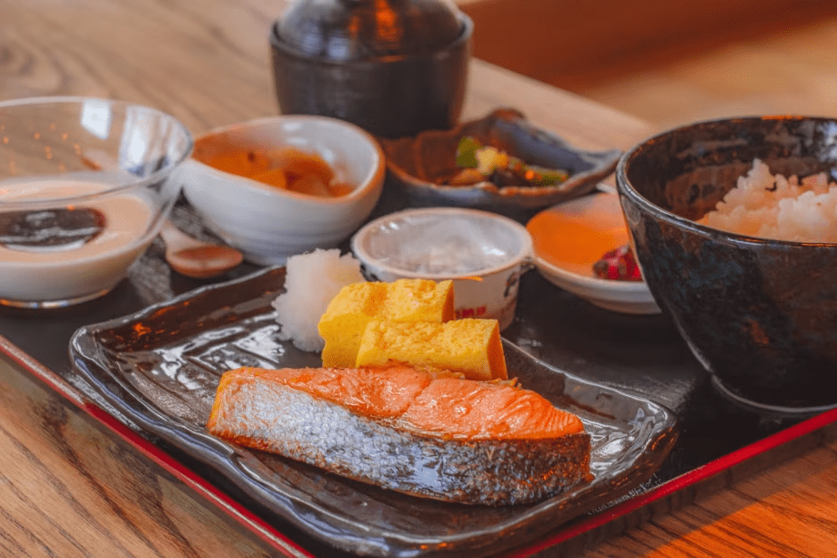 【朝食】日本の朝を感じる焼き魚やだし巻玉子、旬の小鉢を揃えた和食膳。旅の朝をほっとする味わいと共にお過ごしください。【イメージ】