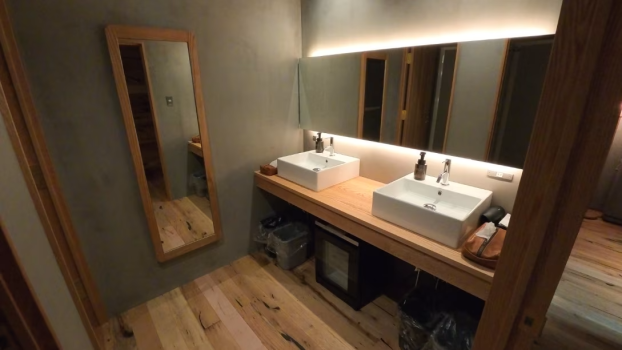 ドミトリーは男女別室。各部屋に２台の洗面台のご用意がございます。