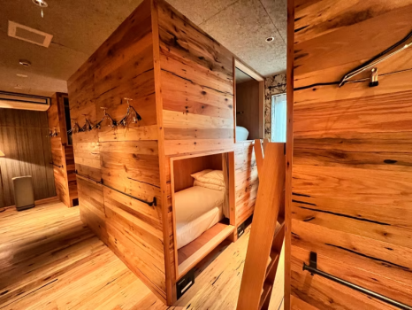 ドミトリー（男女別  各部屋8個のベッドが設置されている相部屋です）