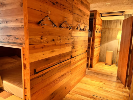 ドミトリー（男女別  各部屋8個のベッドが設置されている相部屋です）