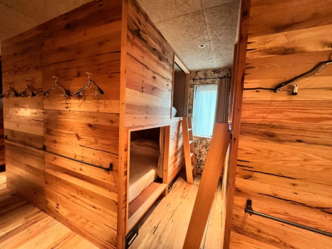 ドミトリー（男女別  各部屋8個のベッドが設置されている相部屋です）