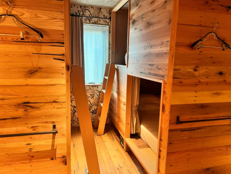 ドミトリー（男女別  各部屋8個のベッドが設置されている相部屋です）