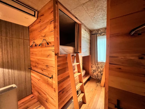 ドミトリー（男女別  各部屋8個のベッドが設置されている相部屋です）