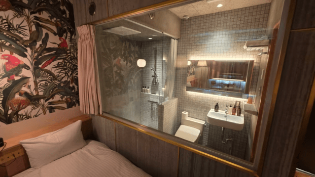 シャワールーム　トイレ　洗面