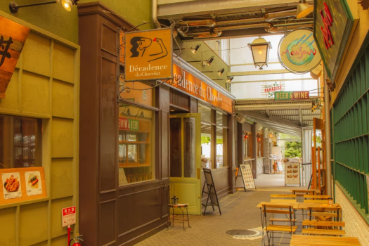 施設内はパサージュや裏路地をイメージした空間で心躍る香りが漂い、異国の街並みを歩いているような感覚を味わえます。