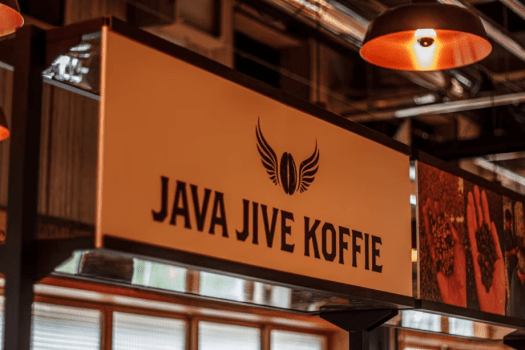 「ジャバジャイヴコーヒー」はインドネシアのアルジュナ山で栽培された高品質なコーヒー豆を使用。豊かな自然環境で育まれた深いコクと豊かな風味が特徴。