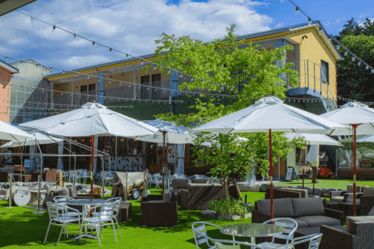 那須の自然を感じながら、ゆったりとお食事やドリンクを楽しめるテラス席をご用意しています。
木々のざわめきや高原の風を感じながら過ごす時間は、屋内とはまた違った開放感に満ちています。