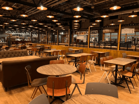 お食事はフードコートのお好きな店舗でお召し上がりいただけます。