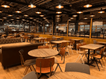 お食事はフードコートのお好きな店舗でお召し上がりいただけます。