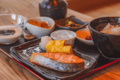 【朝食】日本の朝を感じる焼き魚やだし巻玉子、旬の小鉢を揃えた和食膳。旅の朝をほっとする味わいと共にお過ごしください。【イメージ】