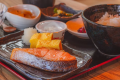 日本の朝を感じる焼き魚やだし巻玉子、旬の小鉢を揃えた和食膳。旅の朝をほっとする味わいと共にお過ごしください。【イメージ】