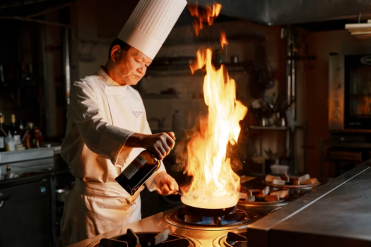 エスコフィエの称号など多数の授与歴を誇るシェフが贈る、優雅で華やかな美食の時間