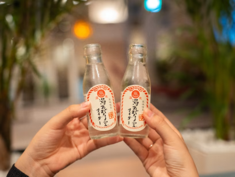 【インクルーシブサービス：スパCafeサービス 6:00～23:00】湯あがりのひとときを、より心地よく。リラクゼーションルーム「スパCafe」では、冷たいドリンクや温かいお飲み物、アイスキャンディーをご自由にお楽しみいただけます。ご宿泊のお客様は無料でご利用いただける、インクルーシブならではの癒しのサービス