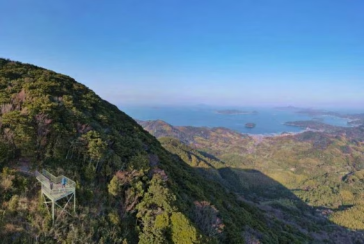 周防大島の中央部には「瀬戸内アルプス」と呼ばれる4つの山々があり、縦走できるハイキングコースがあります。そのひとつ、嵩山（だけさん）の頂で深呼吸すれば、瀬戸内アルプスの山並みと青い海が一望でき、澄んだ空気と、心を満たす自然の絶景が広がります。