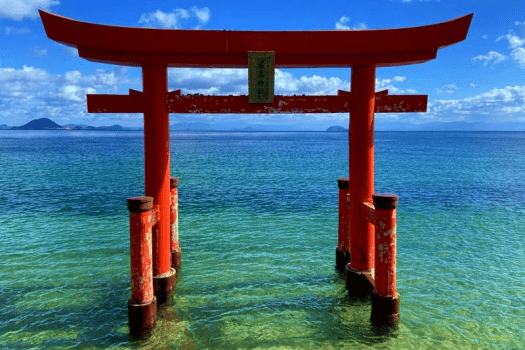 厳島神社分社｜海と空に映える、朱色の鳥居。
ホテルから車で約5分の厳島神社分社。周防大島ならではの美しい海辺の風景です。