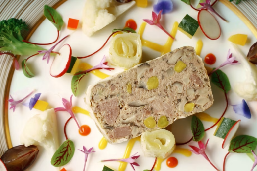 ＜夕食イメージ＞瀬戸内の季節を感じる、彩り豊かな美食フレンチで、特別なひとときをお愉しみください。