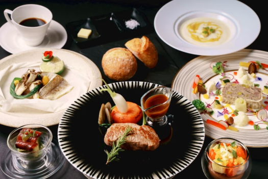 ＜夕食イメージ　2025年10月・11月・12月＞瀬戸内の季節を感じる、彩り豊かな美食フレンチで、特別なひとときをお愉しみください。