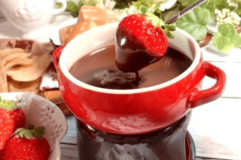 【いちごスイーツ・ランチブッフェ】（一例）
自社農園いちごを使用した、
この時期だけの特別なスイーツ、ランチをお楽しみください。