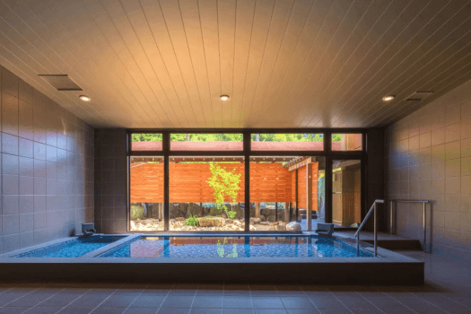 お食事の余韻を、癒しの時間へ。
いちごブッフェご利用のお客様は、大浴場を優待料金 1,300円でご案内（通常1,500円）
バスタオル1枚無料貸出し、フェイスタオル1枚別途200円で有料貸出し