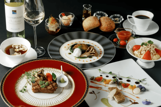 |夕食イメージ：至高フレンチコース|　濃厚な旨味の山口県の希少銘牛 高森和牛を贅沢な逸品に仕上げました。お魚料理は、海の幸「アワビ」とシェフ特製のソースで。丁寧に時間をかけて完成された品々をお愉しみください。