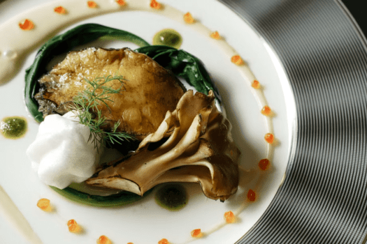 ｜夕食イメージ：お魚料理｜　プリッとした食感、海の香りを感じる「鮑」を贅沢な逸品に仕上げました。