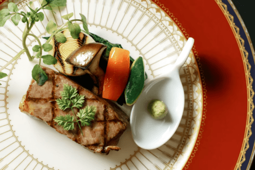 ｜夕食イメージ：お肉料理｜　芳醇な香りと、濃厚な味わい、山口県岩国市の希少銘牛「高森和牛」を贅沢にグリエで。