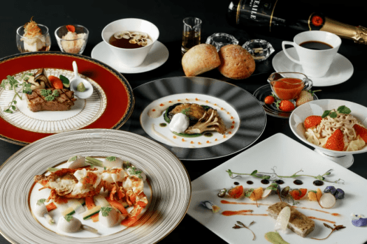 ｜夕食イメージ：極上フレンチコース｜　海の幸「鮑」、山口県岩国市の希少銘牛　高森和牛、新鮮なイセエビとアワビの饗宴。最高の食材を使った、最高のフレンチをご堪能ください。