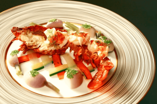 ｜夕食イメージ｜　新鮮なイセエビを贅沢に。職人の技が光る一皿で、華やかな海の恵みを五感で味わう至福のひとときを。