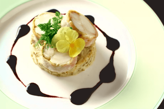 ｜夕食イメージ：お魚料理｜　繊細な火入れと美しい盛り付けが際立つ一皿。ソースとの調和が、上品で奥行きのある味わいを演出します。