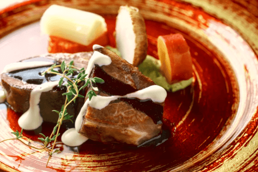 ｜夕食イメージ：お肉料理｜　旨みを引き出したメインディッシュ。やわらかな食感と深みのある味わいが、コースの締めくくりを華やかに彩ります。