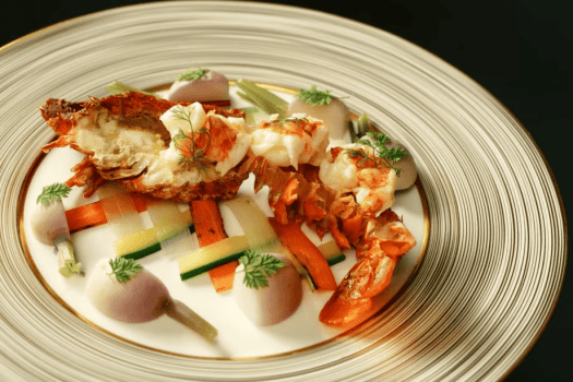夕食イメージ｜新鮮なイセエビを贅沢に。職人の技が光る一皿で、華やかな海の恵みを五感で味わう至福のひとときを―