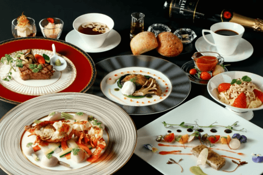 極上フレンチイメージ｜新鮮な「イセエビ」、海の幸「鮑」、山口県岩国産「高森和牛」の三大美味が饗宴。最高の食材を使った、極上フレンチをご堪能ください。