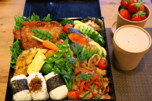 【2泊目】夕食イメージ：完走記念リカバリー弁当｜走り切った身体へ、栄養というご褒美を。
良質なたんぱく質を中心に、疲労回復を意識した食材を彩り豊かに詰め込んだ特製弁当。マラソンの達成感を噛みしめながら、心身をやさしく整える一食です。