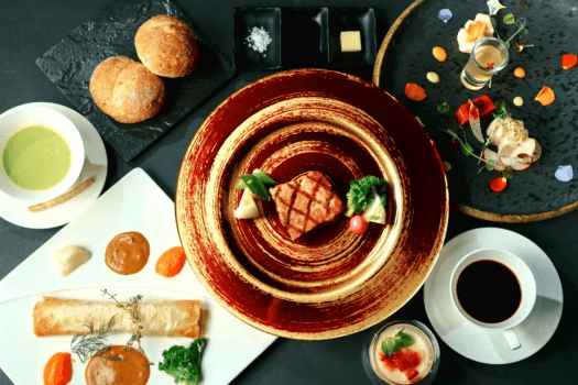 ｜夕食イメージ：母の日限定フレンチ｜特別ディナーでは、メインの肉料理を国産牛から山口県産の上質な高森牛にグレードアップしたフレンチコースをご堪能いただけます。