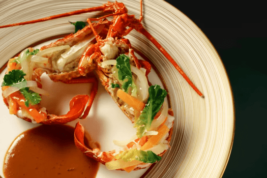 夕食イメージ｜新鮮なイセエビを贅沢に。職人の技が光る一皿で、華やかな海の恵みを五感で味わう至福のひとときを―