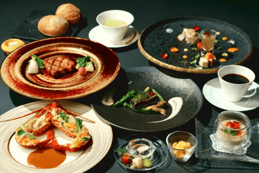 極上フレンチイメージ｜新鮮な「イセエビ」、海の幸「鮑」、山口県岩国産「高森和牛」の三大美味が饗宴。最高の食材を使った、極上フレンチをご堪能ください。