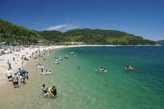 【片添ヶ浜海水浴場 徒歩0分】南国のような景観が魅力の 片添ヶ浜海水浴場 がホテルのすぐ目の前に。透明度の高い海と白い砂浜で、特別なリゾート時間をお愉しみいただけます。