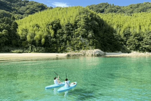 【インクルーシブサービス：SUP無料貸出し（6/1～9/30迄・数量限定）】穏やかな海に浮かびながら、贅沢なひとときを。透き通る海で楽しむ非日常のリゾート体験を。