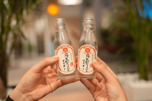 【インクルーシブサービス：スパCafeサービス 6:00～23:00】湯あがりのひとときを、より心地よく。冷たいドリンクや温かいお飲み物、アイスキャンディーをご自由にお楽しみいただけます。